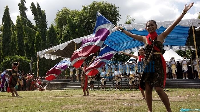 Marching Band Gema Ganesha Tampilkan Teaterikal Ngejuk Bikul di Denfest