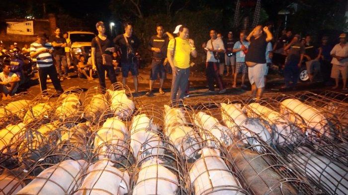 Bantu Peternak Jelang Hari Raya, Wakil Ketua I DPRD Badung Bagikan 3 Ton Daging Babi di Penarungan