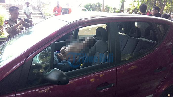 BREAKING NEWS: Geger, Mayat Pria Ditemukan dalam Mobil di Depan Kantor Gubernur Bali