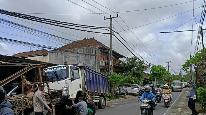 Kecelakaan: Kecelakaan lalu lintas melibatkan sejumlah kendaraan di Jalan Raya Kedewatan, Kecamatan Ubud, Gianyar, Bali, Selasa 30 Desember 2025 pagi. BREAKING NEWS: Kecelakaan di Ubud Bali, Truk dan Mobil Patah As Roda, Lalin Macet Panjang