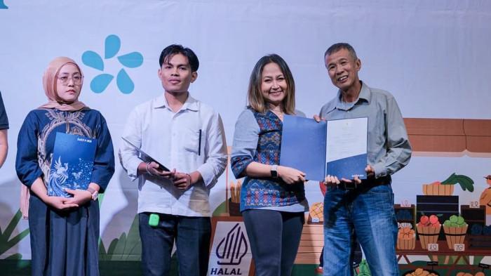 Sebanyak 147 sertifikat halal diberikan kepada 147 UMKM di Bali, menandai penutupan rangkaian aktivitas Sertifikasi Halal BCA di 2024. Fasilitas sertifikasi halal gratis ini merupakan salah satu upaya BCA dalam memajukan produk UMKM di berbagai daerah di Indonesia