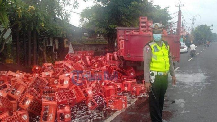 BREAKING NEWS - Diduga Truk Kelebihan Muatan, Minuman yang Diangkut Jatuh di Jalan Raya Kapal