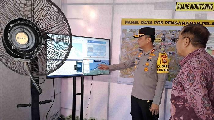 Peninjauan - Bupati Buleleng, I Nyoman Sutjidra saat melakukan peninjauan di gereja dan Pos Pengamanan Nataru, Kamis (25/12/2025). 