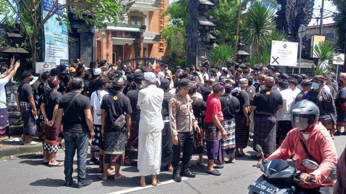 Puluhan Warga Geruduk Gedung PHDI, Tolak Sampradaya Hingga Burujung Penyegelan