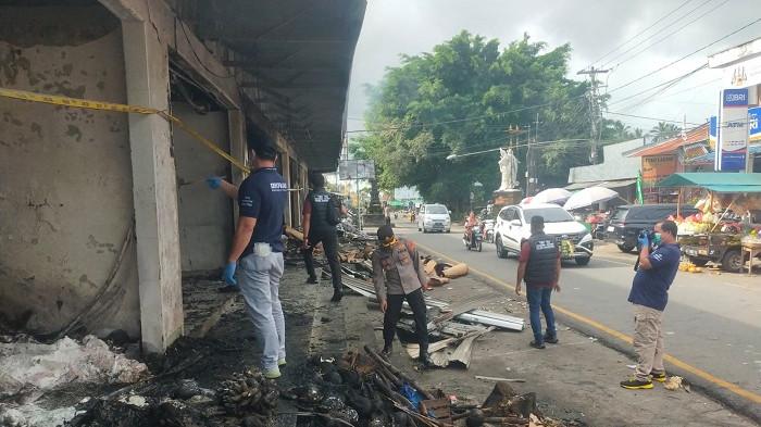 
OLAH TKP - Tim inafis melakukan olah TKP kebakaran di Pasar Menanga Desa Menanga, Kecamatan Rendang, Kabupaten Karangasem, Kamis (20/11).