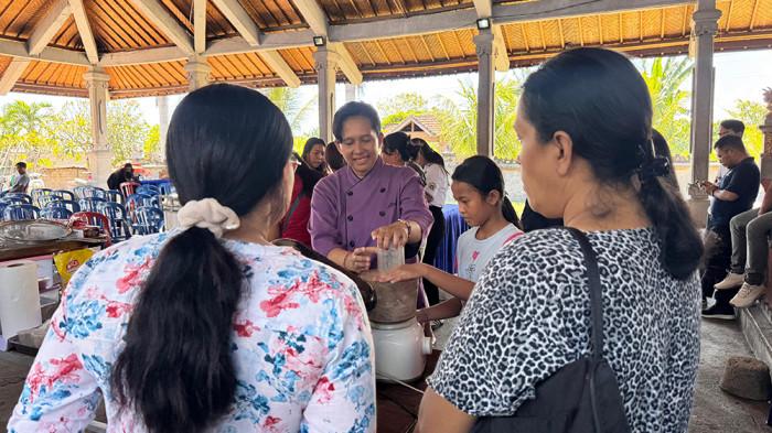 KKN UNUD - Pelatihan praktis pembuatan produk olahan berbasis ikan seperti bakso ikan, nugget ikan, tahu ikan, dan panada. Kegiatan Program Udayana Mengabdi (PUM) berlangsung pada Sabtu, 2 Agustus 2025.