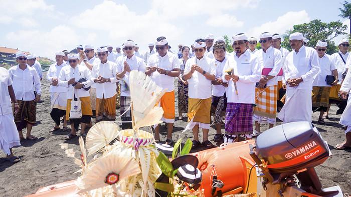Pasca Bencana, Badung Gelar Upacara Pemahayu Jagat di Pantai Seseh, Bupati Badung Sembahyang Bersama