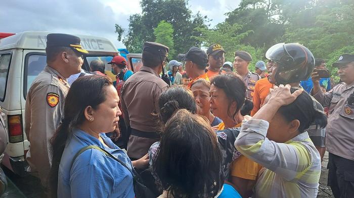 HANYUT - Suasana keluarga Made Serina pasca jasad pria 59 tahun itu ditemukan di Pantai Lingga. Made Serina sempat dikabarkan hanyut di gorong-gorong usai insiden kecelakaan pada Senin (12/1/2026) pagi.