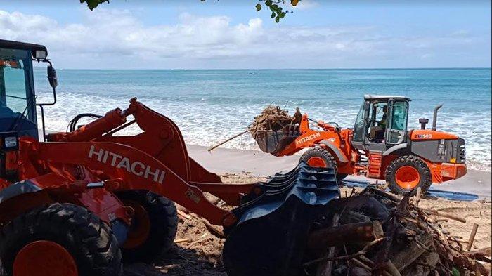 Sampah Kiriman di Pantai Kuta, DLHK Kabupaten Badung Terjunkan Alat Berat untuk Bersihkan