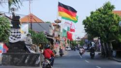 Belasan Bendera Timnas Hiasi Jalan Pulau Kawe Denpasar