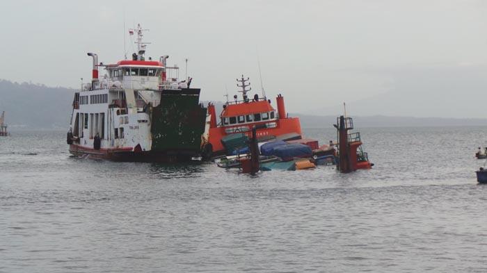 Kurangi Beban Kapal, Tim Evakuasi Pindahkan Muatan