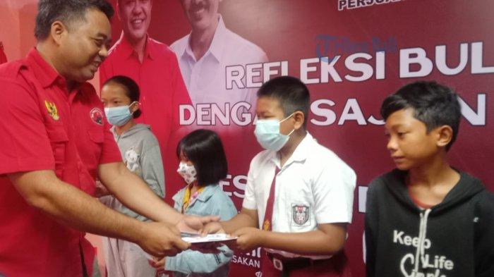 Ratusan Pelajar Kurang Mampu Terima Beasiswa dari DPC PDI-P Bangli