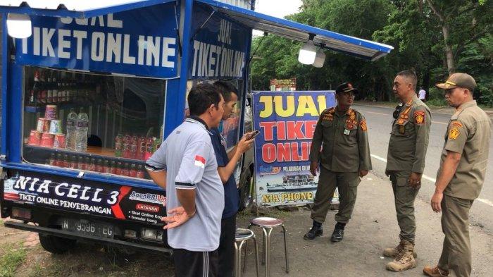 GERAI 'Nakal' Ditertibkan Petugas di Gilimanuk, Gunakan Bahu Jalan Hingga Ganggu Arus Lalu Lintas