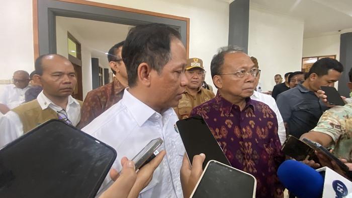 PENUTUPAN - Gubernur Bali bersama Wali Kota Denpasar, Bupati Badung, Bupati Bangli dan Menteri Lingkungan Hidup, Hanif Faisol Nurofiq adakan rapat membahas agenda terkait penutupan TPA Suwung pada Wisma Sabha Kantor Gubernur Bali pada, Senin 29 Desember 2025.