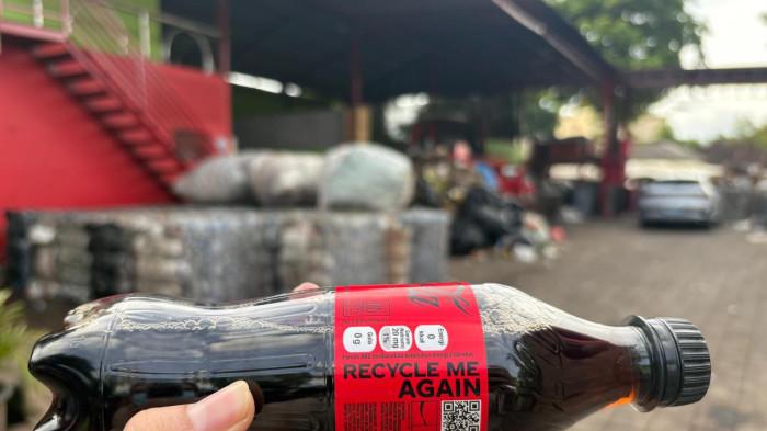 Kolaborasi multi pihak, Coca-Cola Indonesia, Yayasan Mahija Parahita Nusantara, Grab, Amandina Bumi Nusantara, dan BenihBaik.com mendorong laju daur ulang dan membantu mengurangi limbah kemasan.

Program daur ulang botol plastik PET dari Coca-Cola Indonesia, kembali hadir di tahun kelima pelaksanaannya, bekerjasama dengan para mitra, Grab, super app terkemuka di Asia Tenggara, fasilitas daur ulang Amandina Bumi Nusantara, serta organisasi nirlaba Yayasan Mahija Parahita Nusantara, dan BenihBaik.com.