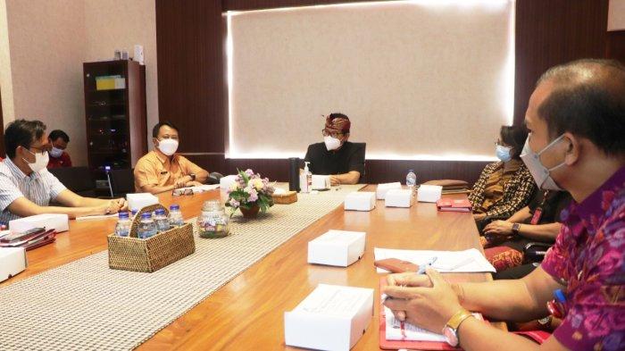 Sekda Badung I Wayan Adi Arnawa Pimpin Rapat Terkait TPST di Desa Mengwitani