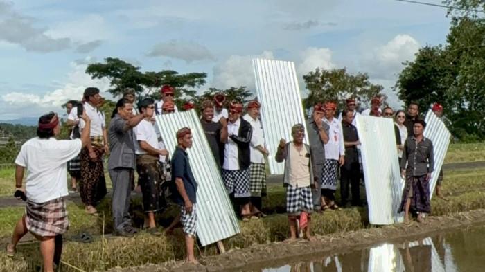 CABUT - Bupati Tabanan Komang Gede Sanjaya hadir saat melakukan pencabutan seng bersama petani di DTW Jatiluwih pada Senin 5 Januari 2026