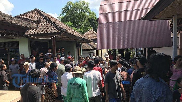 Isak Tangis Keluarga Pecah Iringi Kedatangan Jenazah Made Budi Korban Jebolnya Jembatan di Baturiti