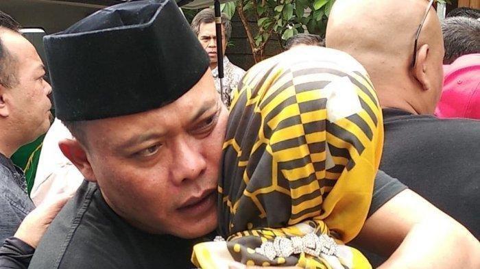 Sule Pendam Rasa Cintanya ke Mendiang Lina, Berderai Air Mata, Buat Pengakuan di Samping Makam