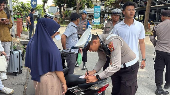 Nekat Parkir di Badan Jalan Area Parkir Sepeda Motor Bandara Ngurah Rai Kena Tilang