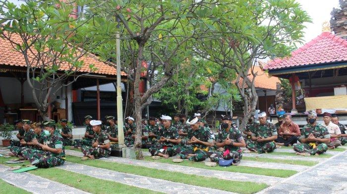 Hari Juang TNI AD, Personel Umat Hindu Gelar Persembahyangan Puja Santi di Kompleks Paspampres
