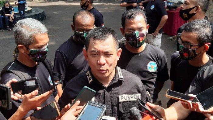Wanita Pamer Mobil Sedan Toyota Camry Hitam Pakai Plat Dinas Palsu, Diamankan Polisi Militer TNI