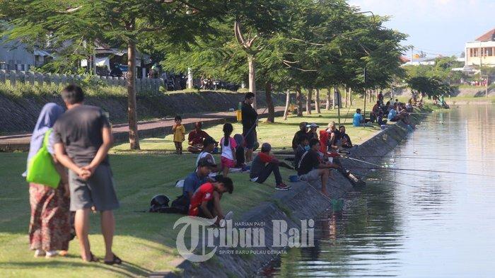 Asyiknya Mancing Sambil Ngabuburit di Taman Pancing Denpasar
