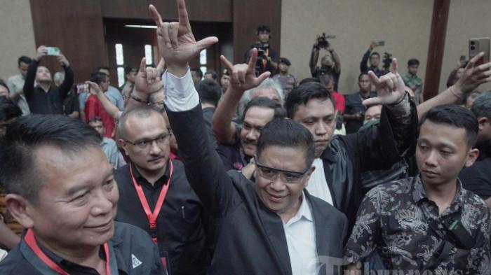 HASTO Peluk Cium Istri Usai Vonis 3,5 Tahun, Terbukti Sediakan Rp 400 Juta untuk Suap Komisioner KPU