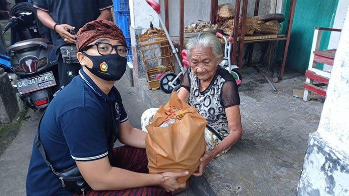 Yowana Manca Agung Gelar Bhakti Sosial Beri Sembako ke Keluarga Pasemetonan di Gianyar & Klungkung