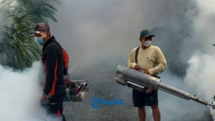 Lakukan Fogging, Banjar Uma Buluh Canggu Antisipasi Penyebaran Penyakit DBD dan Cikungunya