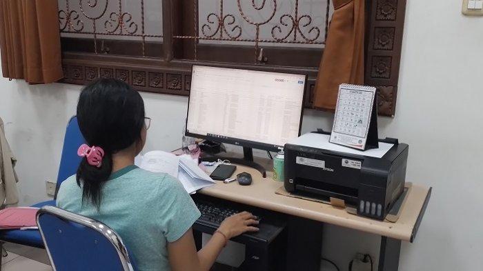 Biasanya berkutat dengan sampah, Anik kini harus belajar komputer demi PPPK