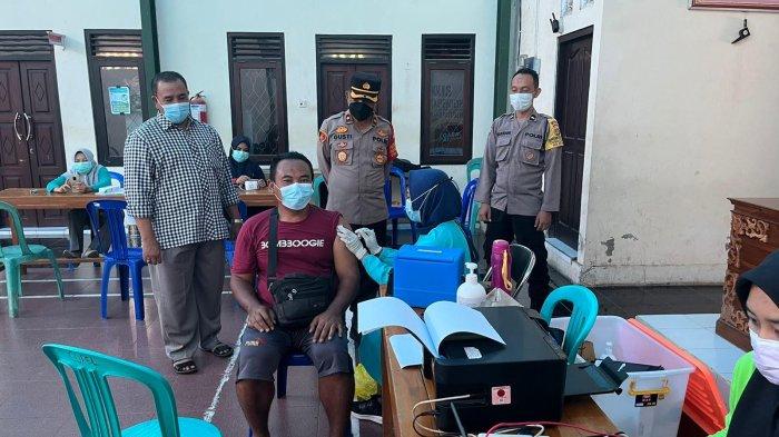 Dukung Percepatan Vaksinasi, Kapolsek Negara Pantau Pelaksanaan Vaksin di Empat Titik