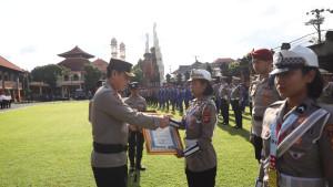 73-Atlet-Berprestasi-Polda-Bali-Raih-Penghargaan-Langsung-Dari-Kapolda-Ini-Pesan-Pentingnya.jpg