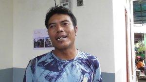 Abdul-Cholik-nelayan-di-Buleleng-libur-melaut-saat-gelombang-pasang.jpg