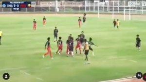 Aksi-Baku-Hantam-Pemain-Warnai-Laga-Semifinal-Piala-Soeratin.jpg