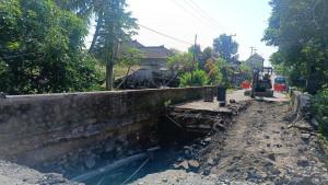 Alat-berat-sudah-ada-di-jalan-jebol-di-Banjar-Dauh-Labak-Desa-Singakerta-Kecamatan-Ubud.jpg