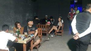 Anak-Muda-Nongkrong-Di-Kafe-Remang-Dewan-Gianyar-Minta-Pemerintah-Tegas.jpg