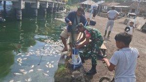 Anggota-TNI-membersihkan-ikan-mati-di-areal-Danau-Batur-89.jpg
