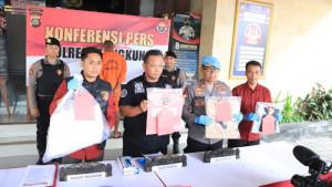 Aparat-Polres-Klungkung-menggiring-BKW-22-pelaku-pemerkosaan.jpg