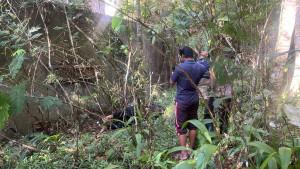 Aparat-kepolisian-saat-melakukan-evakuasi-pria-yang-ulah-pati-di-bawah-jembatan-Bangkung.jpg