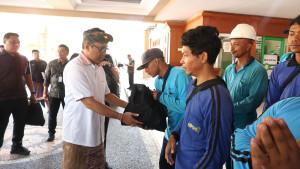 Apresiasi-Kinerja-Wali-Kota-Salurkan-Bantuan-Sembako-Untuk-Petugas-Kebersihan-Sungai-Denpasar-Bali.jpg