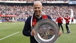 Arne-Slot-berpose-dengan-piringan-gelar-Liga-Belanda-untuk-Feyenoord.jpg