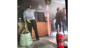 Asap-pekat-mengepul-dari-dapur-di-sebuah-kafe-di-Jalan-Monkey-Forest-Ubud.jpg
