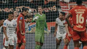 BERAKSI-Kiper-Bali-United-Mike-Hauptmeijer-tengah-memberikan-instruksi-ke-rekan.jpg