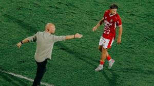BERI-INSTRUKSI-Pelatih-Bali-United-Johnny-Jansen-kiri-memberikan-instruksi-ke-Thijmen-Goppel.jpg
