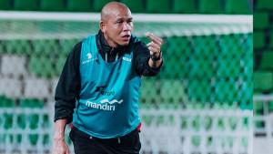 BERI-INSTRUKSI-Pelatih-Timnas-U-17-Indonesia-Nova-Arianto-ketika-memberikan-instruksi.jpg