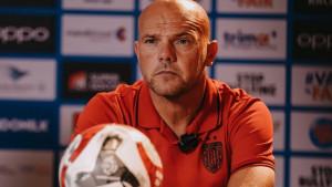 BERI-KETERANGAN-Kepala-pelatih-Bali-United-Coach-Johnny.jpg
