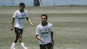 BERLATIH-Gelandang-muda-Bali-United-U-20-Dewa-Gede-Aris-berlatih-bersama.jpg