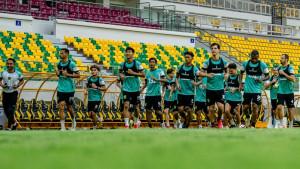 BERLATIH-Para-pemain-Persebaya-Surabaya-tampak-berlatih-di-Stadion-Gelora-Bung-Tomo.jpg