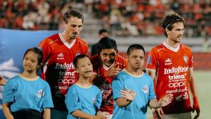 BERPOSE-Bersama-para-pemain-Bali-United-anak-anak-Down-Syndrome-turut.jpg